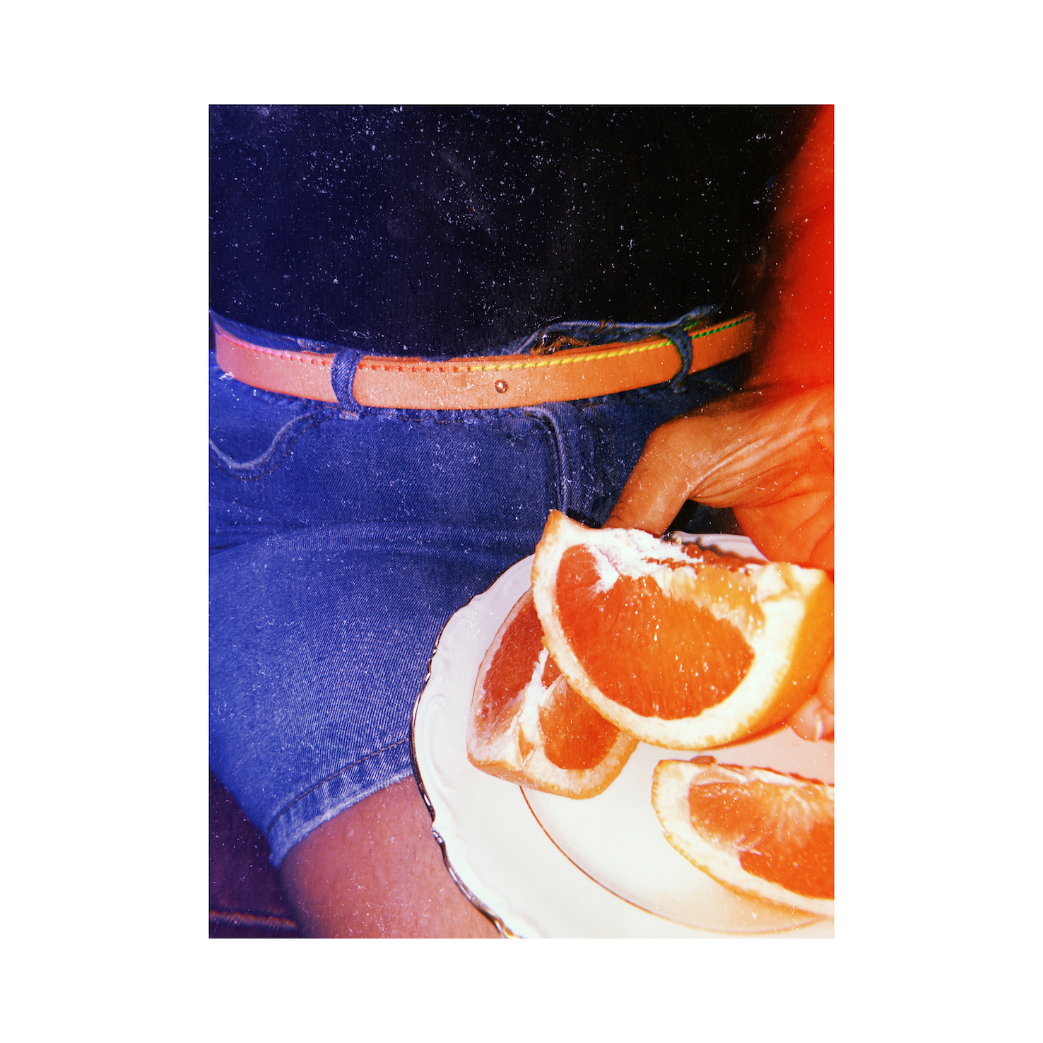 Fotoprojekt Marie Köler Selbstporträt mit orangefarbenem Gürtel an Orangen